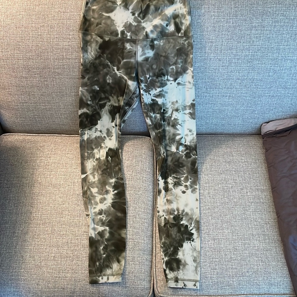 Lululemon 28” Align size 6 leggings